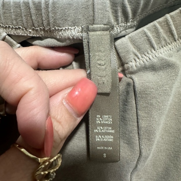 SKIMS Outdoor High waisted legging in taupe size small EUC - Picture 2 of 3